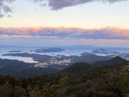 朝熊山頂からの景色。ここからは伊勢市街が見えてないので夜景は不向きだけど朝は富士山も見えるらしい