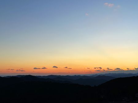 さっき登ってきた京路山方面の山々はトワイライト色に染まっている