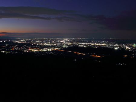 伊勢市街の夜景ってのは珍しいんだよね。トワイライトの向きが中途半端なのが残念だけど仕方ない