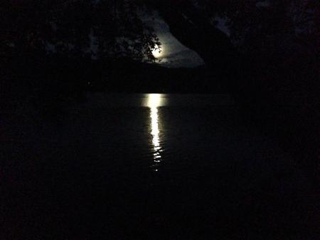 青木湖に映る月明かりが幻想的