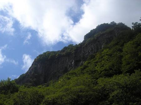 岩肌の山と滝が見えるのが神秘的な感じがした