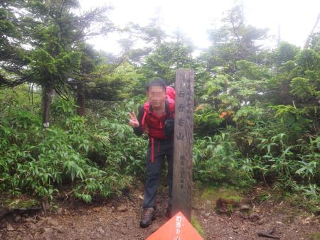 せっかくなので西吾妻山の山頂で記念撮影しておいた