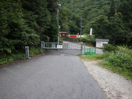 林道のゲートまで下ってきた。天元台高原ロープウェイの湯元駅はこの先を左に曲がるとすぐにある