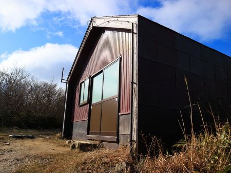 野坂岳山頂避難小屋に到着。綺麗で立派な避難小屋だった