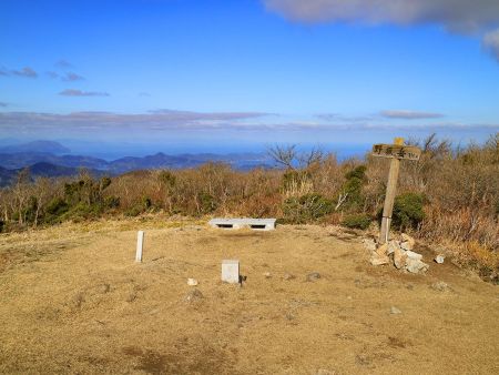 野坂岳山頂(913m)に登頂。360度の展望があって日本海が見える。天気も景色も最高なのは言うまでもなかった