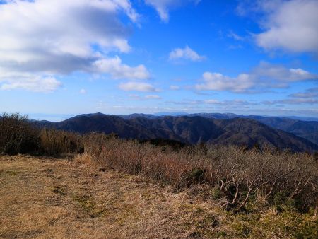 南側の展望から。左側に見えてるのは琵琶湖で先日登った三十三間山と奥には武奈ヶ岳が見えているらしい。武奈ヶ岳はこの角度から見るとわからないね
