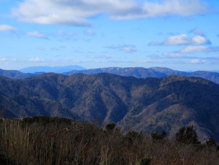 三十三間山方面をズーム撮影。まだ少し雪が残っているみたいね。左奥は方角的に比良山系っぽいけど武奈ヶ岳なのかな！？