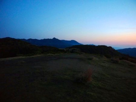 夜明けに北側を望むとおそらく鎌ヶ岳だと思われる山容が見えた