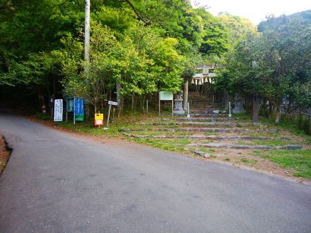 椿大神社の入口まできた。ここから駐車場までがまだちょっと歩かないといけない