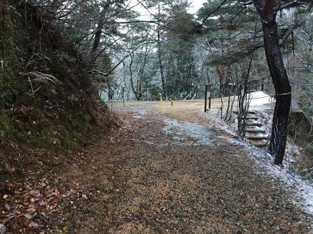 林道の始まり地点。この付近はまだ雪積もってなかった。今回はここまでで撮影終了