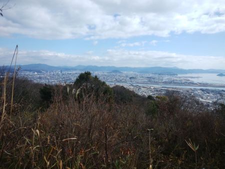 東側の展望。広島市街が見えるけど、やっぱ樹林が邪魔になってるのよね