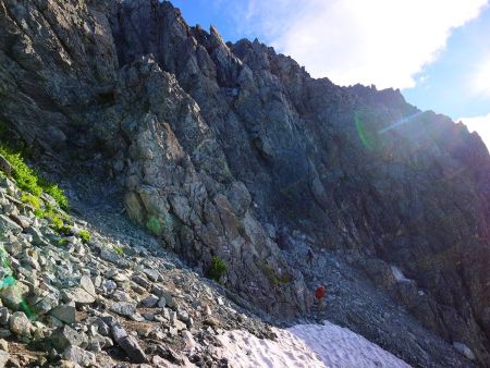ここで雪渓の上をトラバースして本格的な岩場の登りがはじまる