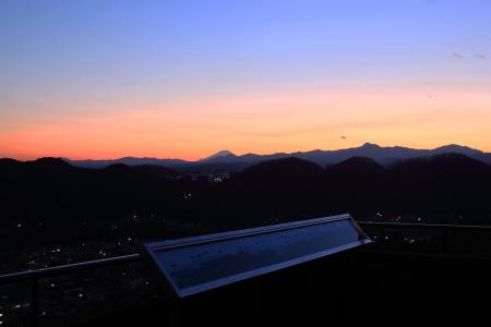 ワイライト時は素晴らしい富士山や奥多摩の山々が望める