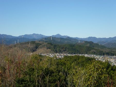 少しズームして武甲山を撮影。さすが尖った山でわかりやすい
