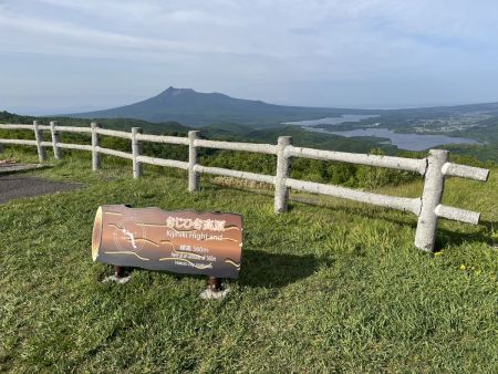 展望台からは、また違った山容の北海道駒ヶ岳が見えた。こんなの見せられると北海道駒ヶ岳にも非常に登りたくなってしまう。山麓に見えているのは湖ではなく大沼という噴火によってできた沼らしい