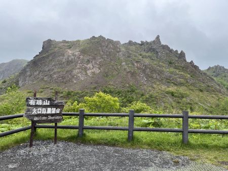火口原展望台に到着。昭和新山もだけど、この有珠山の山容もカッコいい。こんなの見るとやはり登りたくなる。この際、標高の低さとかは関係ないんだよね