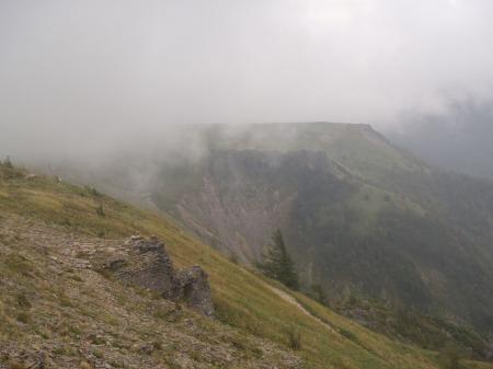 山頂の岩上より美ヶ原高原を望む。ガスってるが、天気がよければこんな感じに見える。