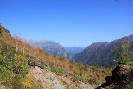 登るにつれて穂高岳や霞沢岳が見えてくる