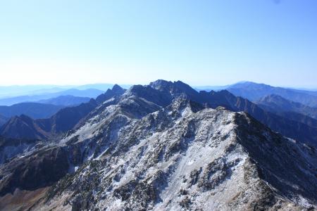 左奥から宝剣岳、木曽駒ケ岳など中央アルプス連峰。穂高連峰、焼岳、その向こう側に乗鞍岳と御嶽山