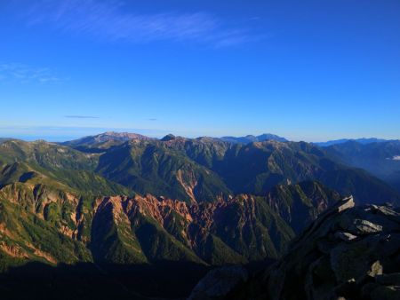 アルプスを見下ろす。黒部五郎岳や右奥は立山っぽい