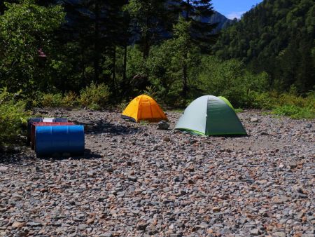 槍平小屋のキャンプ場に到着。かなり早く着いた。テントを片付けて下山する