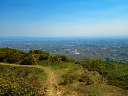 小倉山に登る途中で振り返ると名古屋や岐阜など濃尾平野が一望できた。かなりいい展望で高度感もあった