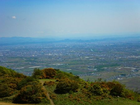ちょっとズームで岐阜市方面を撮影してみたけど、本当ならアルプスとか見えるはずなんだけど霞んでよくわからないね