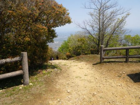 小倉山山頂園地でカレーを食べてまったりしたので、そろそろ下山することにした。まだまだ登ってくる人がいたのには驚いた