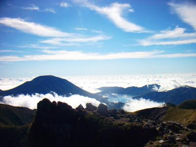 昨日登った男体山と中禅寺湖もこの通り見える。雲海の隙間からこの風景が見えるのもラッキーなことだ