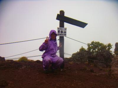 せっかく100名山登ったので記念撮影をとってもらった。いつものレインジャケットじゃなくもう少し雨に強いジャケットにしたけど、これ重いんだよね