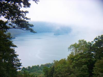 下山時に雨があがったのでもう一度、中禅寺湖を撮影してみた。ガスはあと数時間ではけそうな感じはするけど、まあ今回はこれでいいや