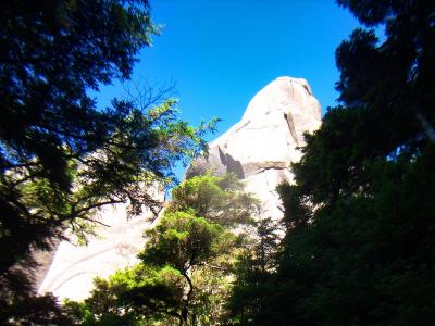 岩場を登っていくと大きな巨岩が姿を現した。それにしても文句ない晴天のブルーだ