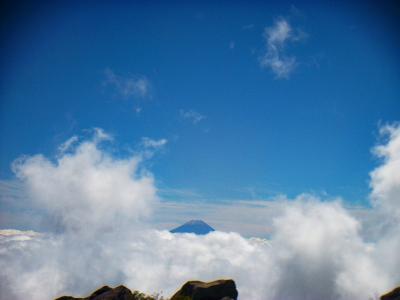 雲の間から富士山。すっかり雲が多くなって展望がなくなってきたけどギリ間に合った感じで良かった！
