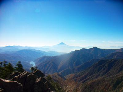 登り途中で展望の良い場所があった。晴天で富士山もバッチリ見える。これだから山は辞められない