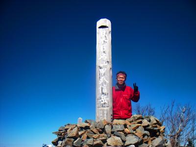 せっかくこの長い距離を必死に登って百名山の一座を登頂したので記念撮影