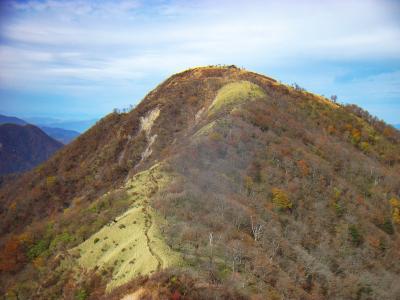 蛭ヶ岳の小屋が見えたけど、まだもう少しがんばって登らないといけない。ここでちょっと膝が痛くなってきた