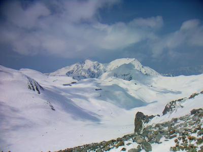 奥大日岳も雲がはけて青空と雪のかぶった山容がバッチリ見えた