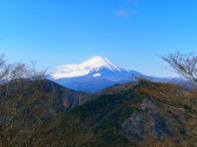 やはり予想通りに展望が良い場所があった。晴天で見事な富士山が見えた。山頂はもうすぐだと思う