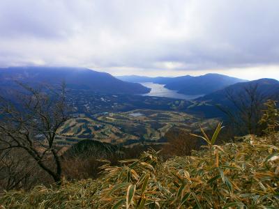 丸岳の山頂からは芦ノ湖が見える。下はゴルフ場かな！？
