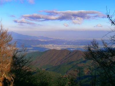 神奈川方面の展望。左側の尖った山は丹沢の大山かな！？形がそのものなんだけど・・・