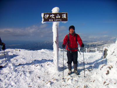 せっかく百名山の一座を登頂したので記念撮影。やっぱ伊吹山は積雪期に限ると思った瞬間でもあった