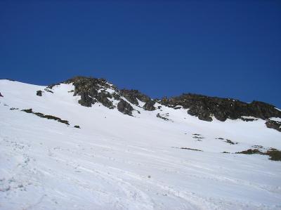 雪と迫力ある岩肌。3000m級の山はやっぱ迫力がすごい！