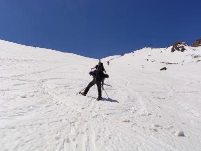 ここがスキーで一番面白い斜面だけど、スノーシューだと登りがしんどい。位置的には8合目～9合目あたりだろうか