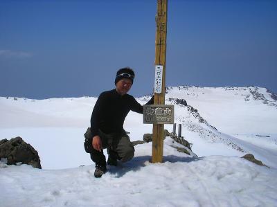 御嶽山・剣ヶ峰(3067m)に到着。積雪期の3000m級の山に登るのはこれが初めてだった