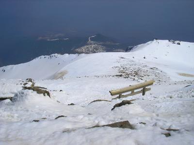 鳥居が雪で埋まっている。もう頂上のこの付近からスキーを履いて滑っていく