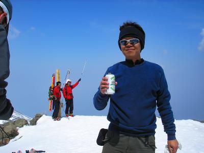 山頂で祝いのビールを飲む。雪の中でビールを回しながら冷やした。3000mの頂上で飲むビールは最高だった