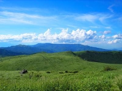 山頂から見る高原地帯。こういう景色も素晴らしいね。ひたすらグリーンと青空だ