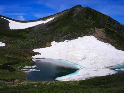 これお気に入りの一枚で池と雪渓がまさに絵になっている。青くなっているところは水の中でも雪が解けてないのかな！？