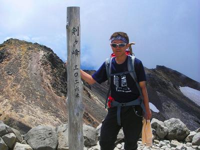 乗鞍岳・剣ヶ峰(3026m)に到着。せっかく百名山の一座を登頂したので記念撮影をした