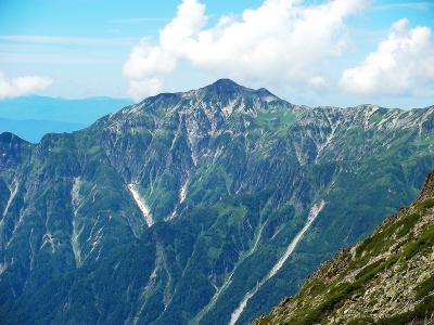 稜線に出ると笠ヶ岳が姿を現す。素晴らしい山容。いつかこれも登ってみたいんだよね